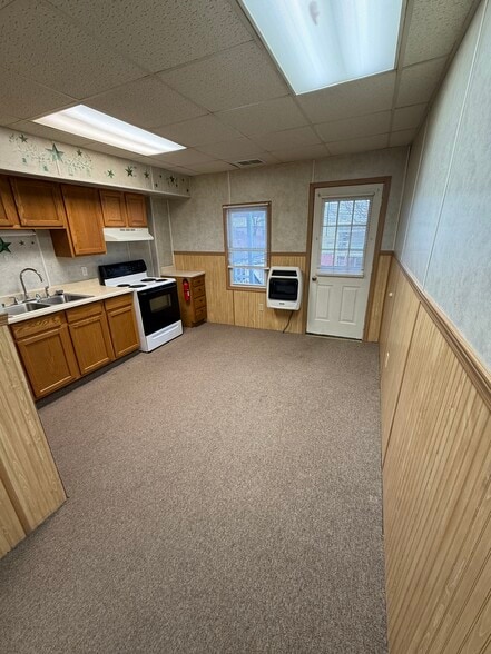 Kitchen - 302 N Maple St