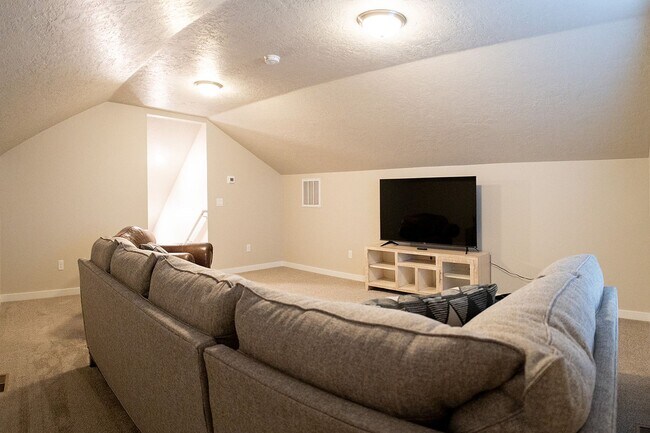 Building Photo - 4 bed 2 bath with bonus room