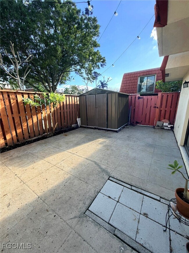 Building Photo - 5223 Cedarbend Dr