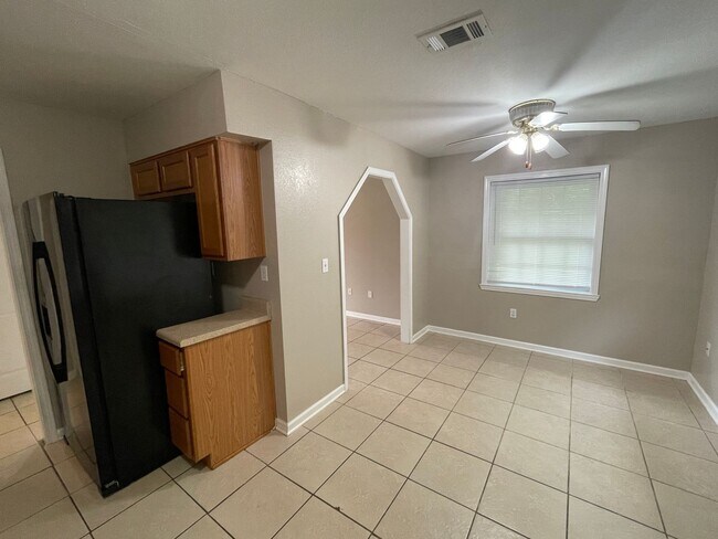 Building Photo - 3 BEDROOM READY TO MOVE-IN