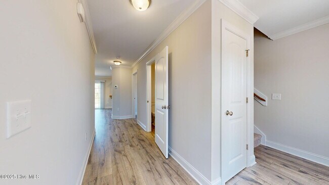 Building Photo - 358 N Ardsley Ln