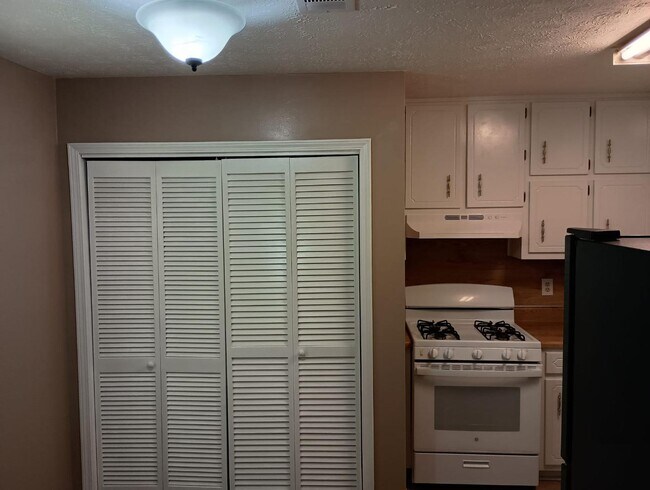Building Photo - 405 Santa Fe Trail