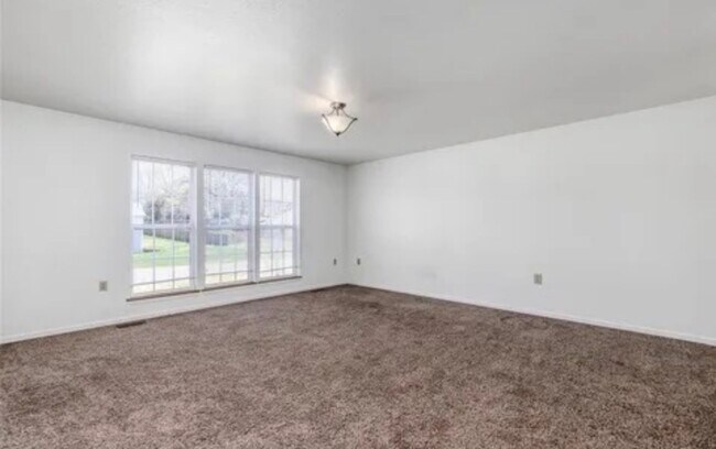 Building Photo - 621 Twin Valley Dr