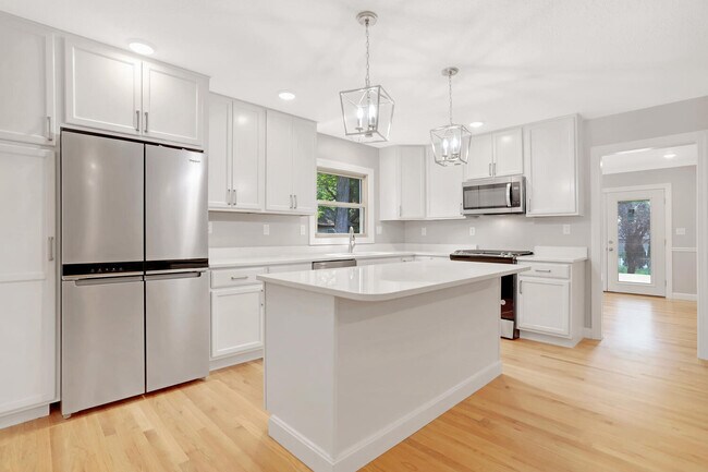 Building Photo - 1101 E Pin Oak Dr