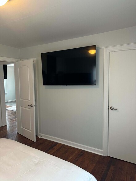 Building Photo - 272 Hoefgen St