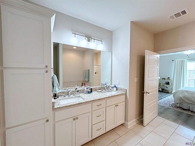 Building Photo - 2 Bedroom Townhome Near LSU| Gated Community