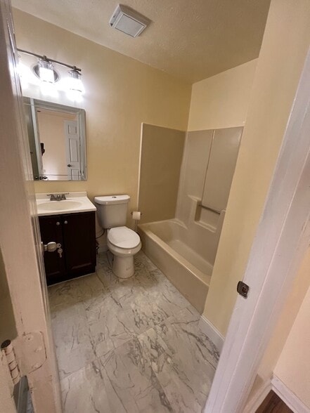 Building Photo - 4590 Golf Vista Cir