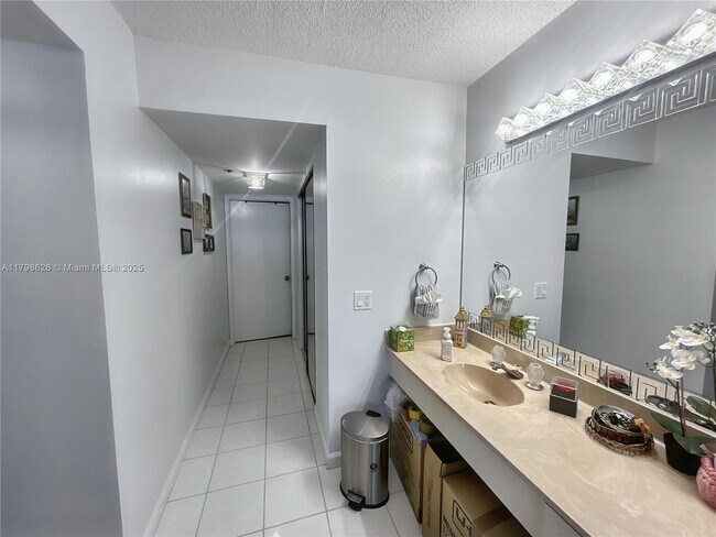 Building Photo - 1717 N Bayshore Dr