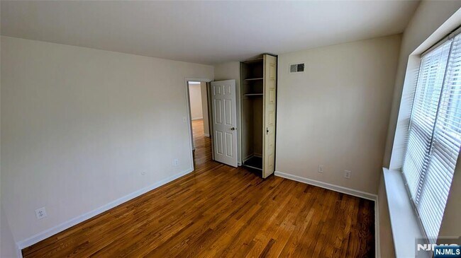 Building Photo - 522 N Maple Ave