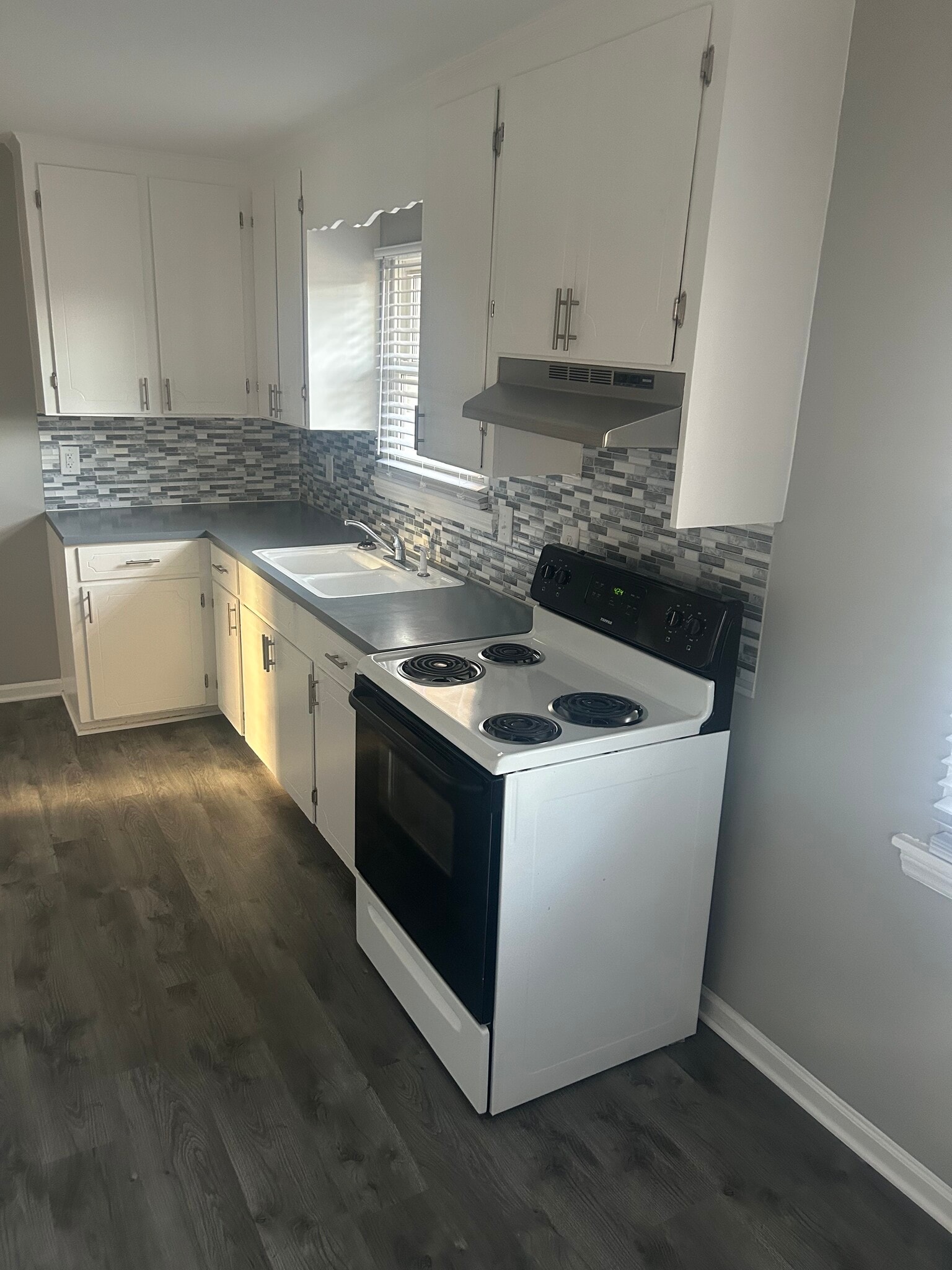 Kitchen - 102 Greentree Dr