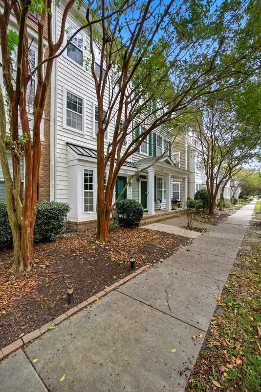 Building Photo - 230 Paradise Dr