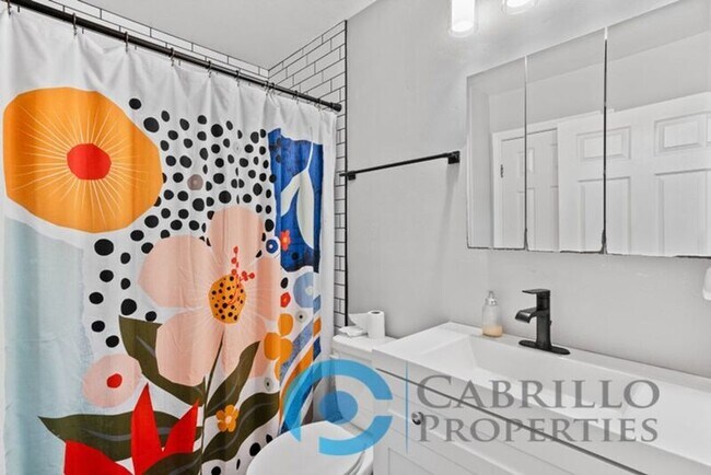Building Photo - 5402 Balboa Arms Dr