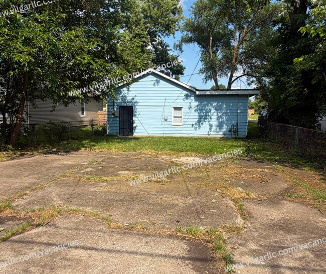 Building Photo - Very spacious  2 Bedroom • 1 Bathroom home.