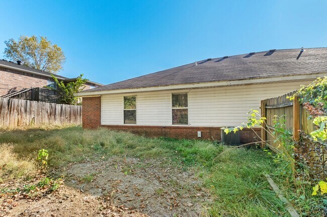 Building Photo - S Erika Ave Duplex