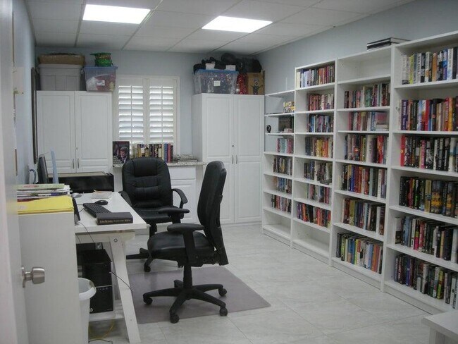 Building Photo - 2600 SW 22nd Ave