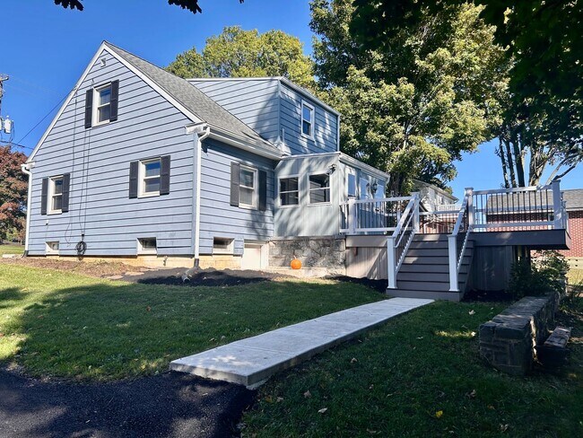 Building Photo - Spacious 3-Bedroom 1.5 Bath Home For Rent ...
