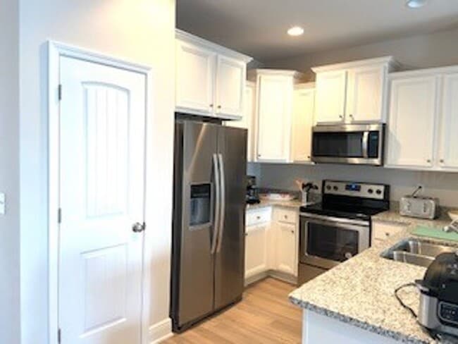 Building Photo - FURNISHED!!!  BEAUTIFUL 3 BEDROOM 2.5 BATH...