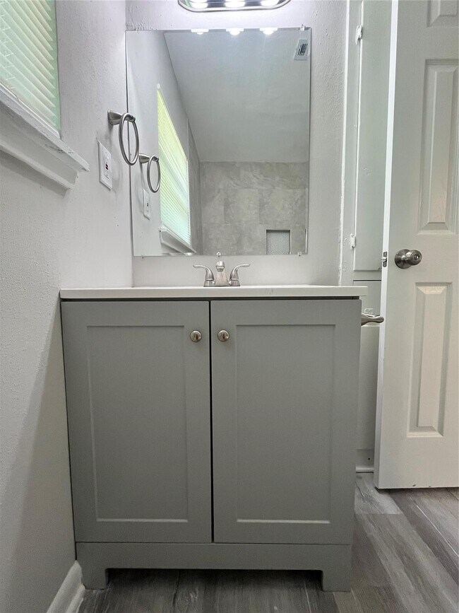 Building Photo - 1001 Mac Dr