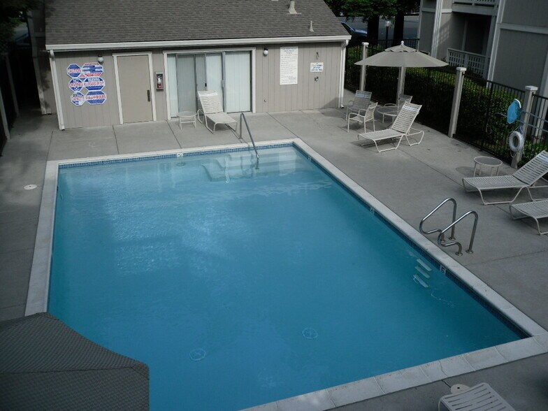 community pool - 2701 Oak Rd