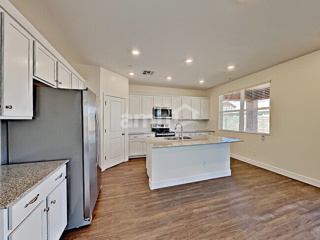 Building Photo - 5944 W Columbine Dr
