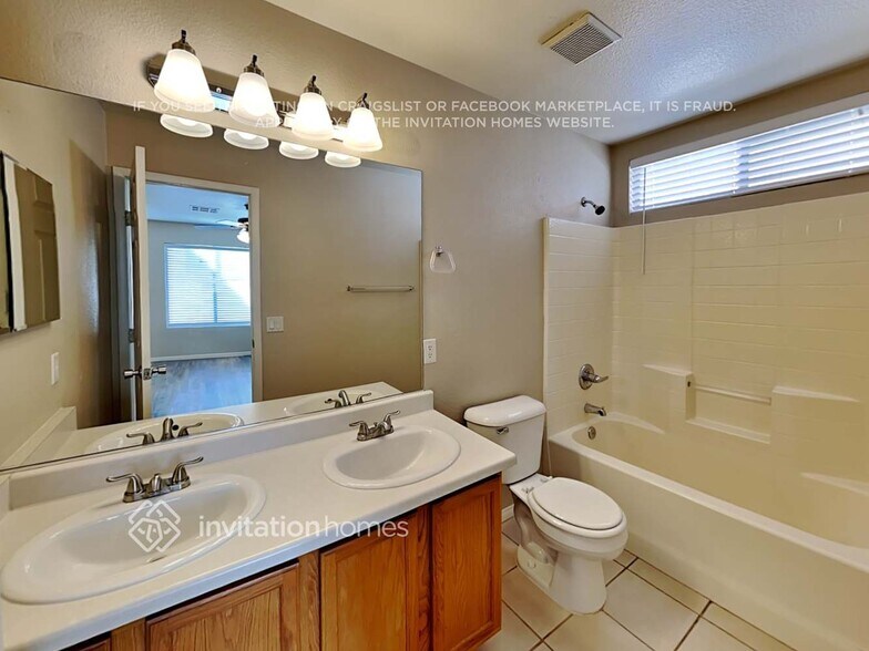 Building Photo - 7920 N Willow Pines Pl