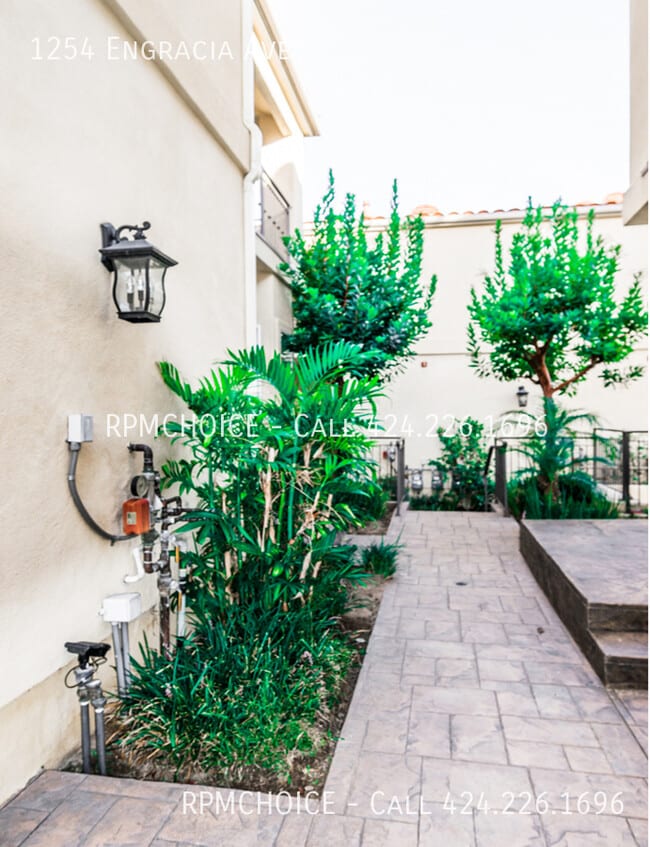 Building Photo - 1254 Engracia Ave