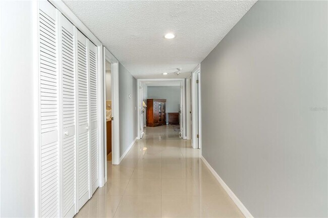 Building Photo - 736 Island Way