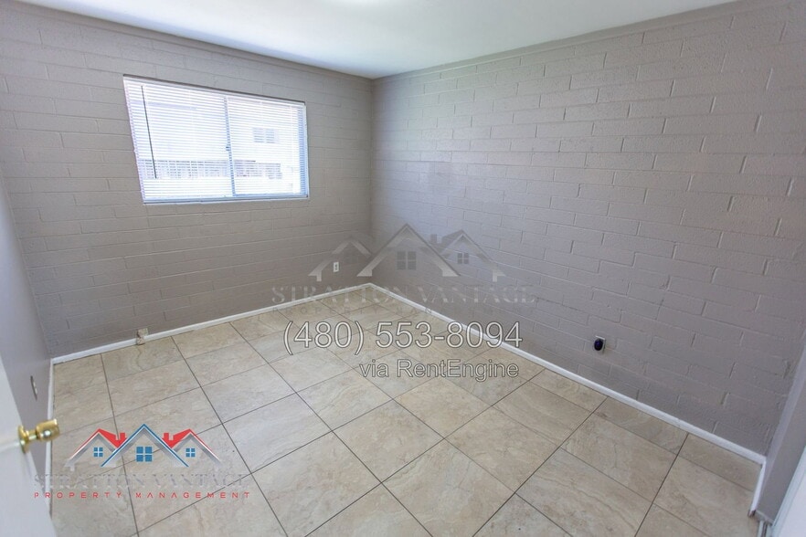 Building Photo - 2028 N 26th Pl