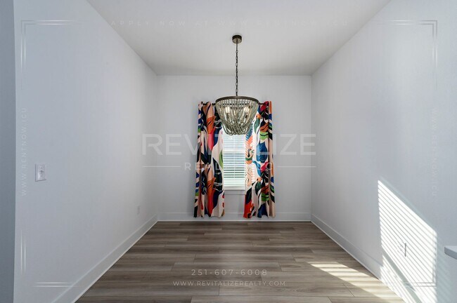 Building Photo - Charming Gold Fortified Home in Live Oak E...