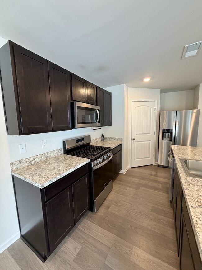 Building Photo - 633 Currant Cir