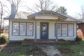 Building Photo - New On The Market with Fresh Updates!!