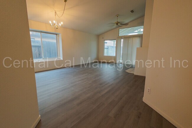 Building Photo - 3 Bedroom/2 Bath Home in RiverLakes - $225...