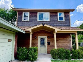 Building Photo - Amazing detached 2/2.5 duplex in Central Austin!!!