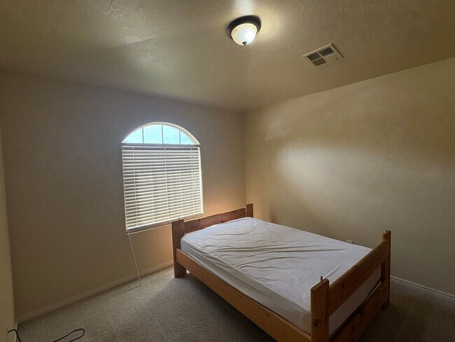 Building Photo - Beautiful 4 Bed 2.5 Bath in Laverkin