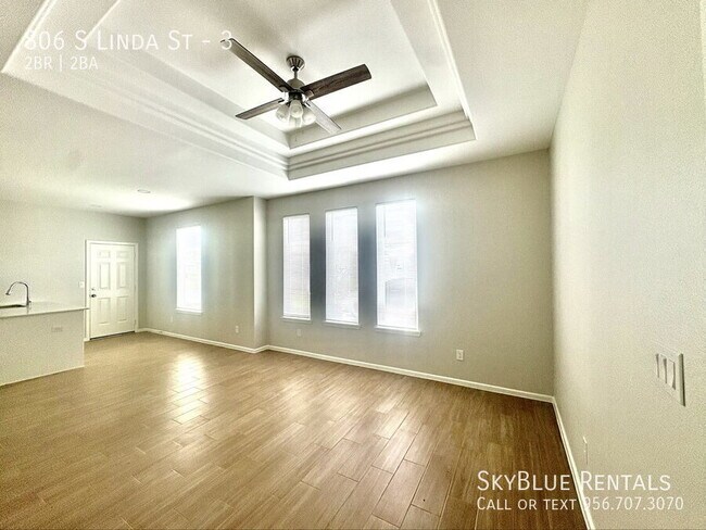 Building Photo - 806 S Linda St