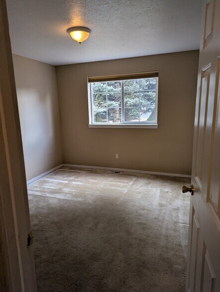 Building Photo - 18013 Cross Ct
