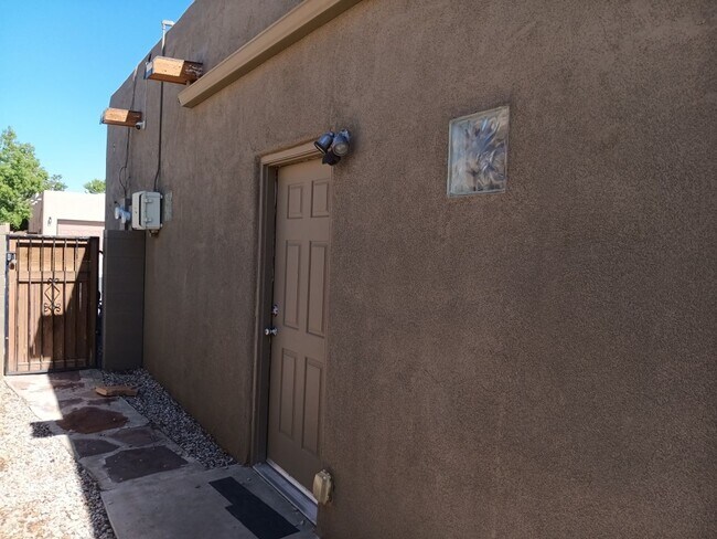 Building Photo - 3 Bedroom, 2 Bathroom Home! Schedule a Sho...