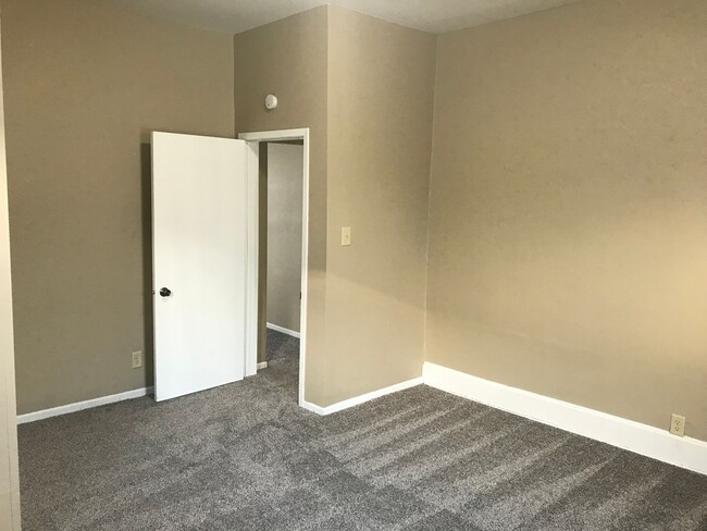 Building Photo - 812 E 7th St