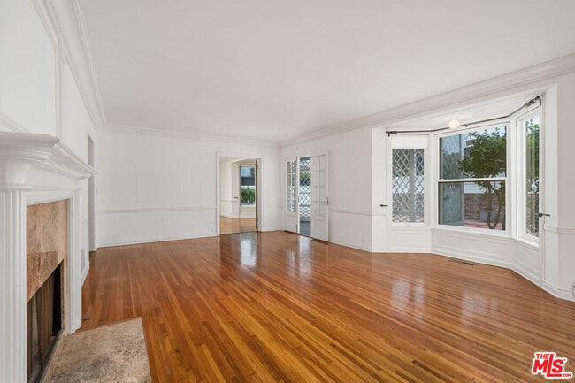 Building Photo - 234 S Roxbury Dr