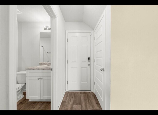 Building Photo - 5832 Viking Wy