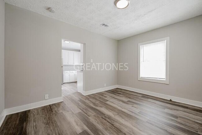 Building Photo - Charming 2 Bedroom in LaGrange!