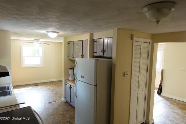 Building Photo - 844 Burden Lake Rd