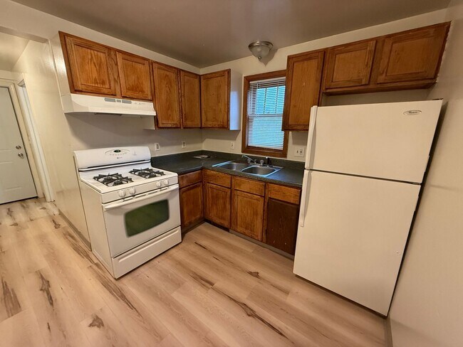 Building Photo - Affordable Lower Unit Close to Downtown