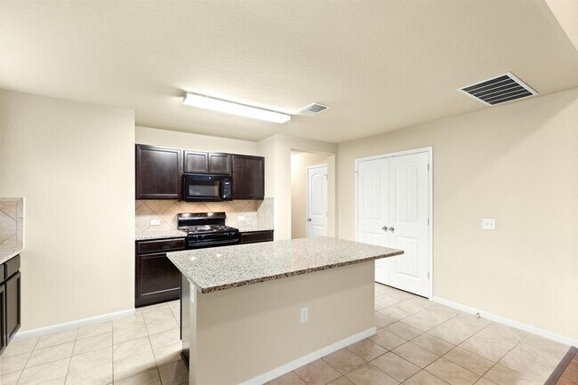 Building Photo - 609 Topaz Ln