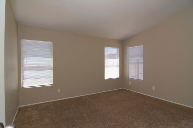 Building Photo - Updated 3  Bedroom 2 Bath Home! Located in Convenient South Tucson Location!