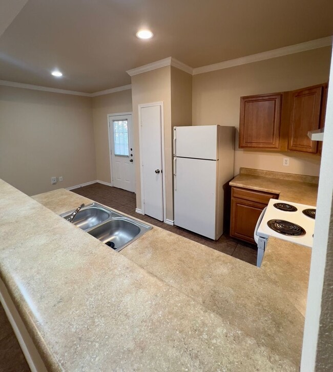 Building Photo - Beautiful Town Home in the Heart of San Antonio