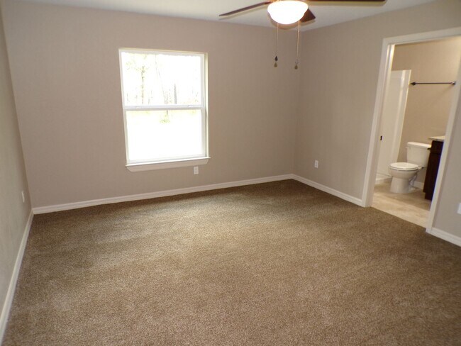 Building Photo - Marion Oaks Home