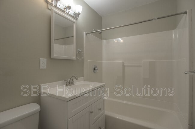 Building Photo - 601 E Nettleton Ave