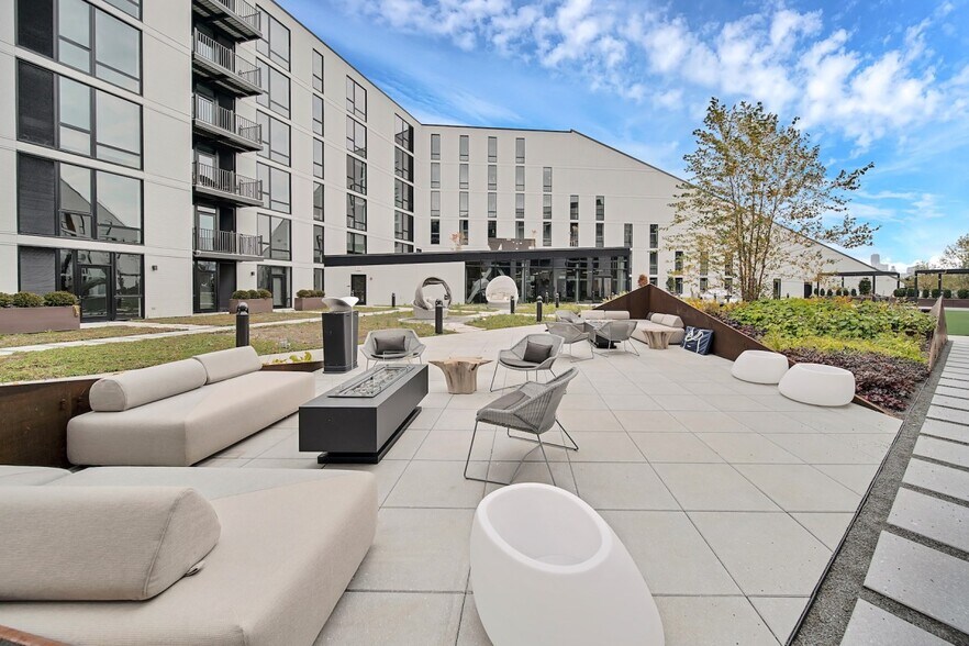 Building Photo - 2347 N Elston Ct