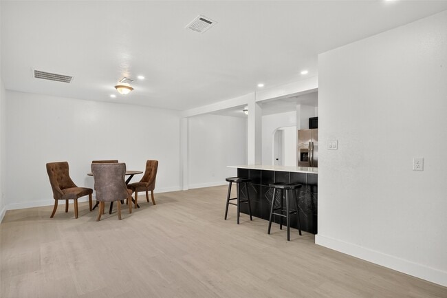 Building Photo - 501 Live Oak St